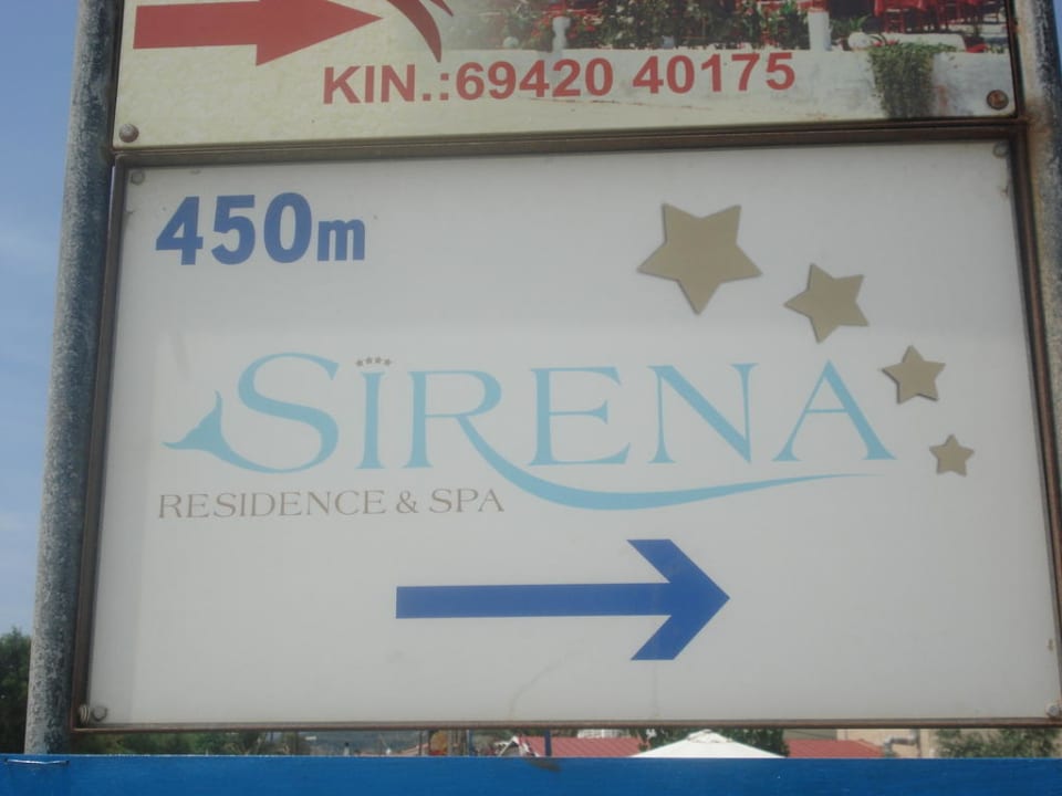 Wegkennzeichnung der Straße Sirena Residence & Spa