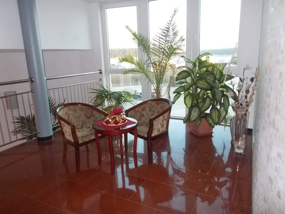 Überall ausreichend Sitzmöglichkeiten Hotel Aurora