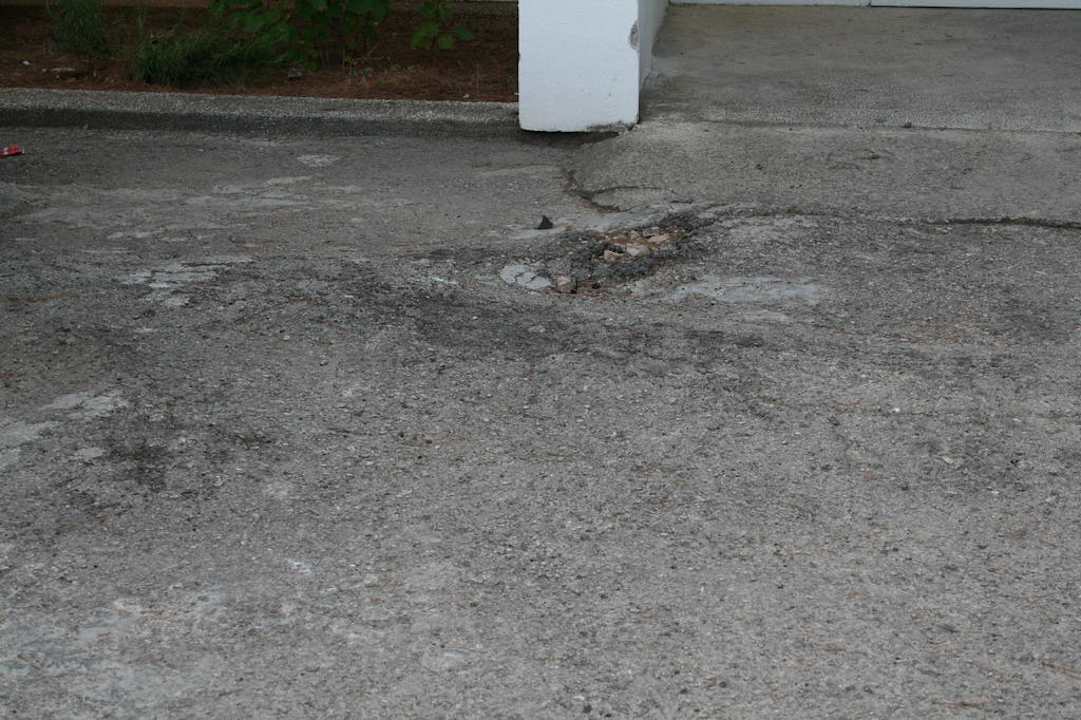 Beschädigter Belag Rivijera Villen & Dependance Flora & Madera