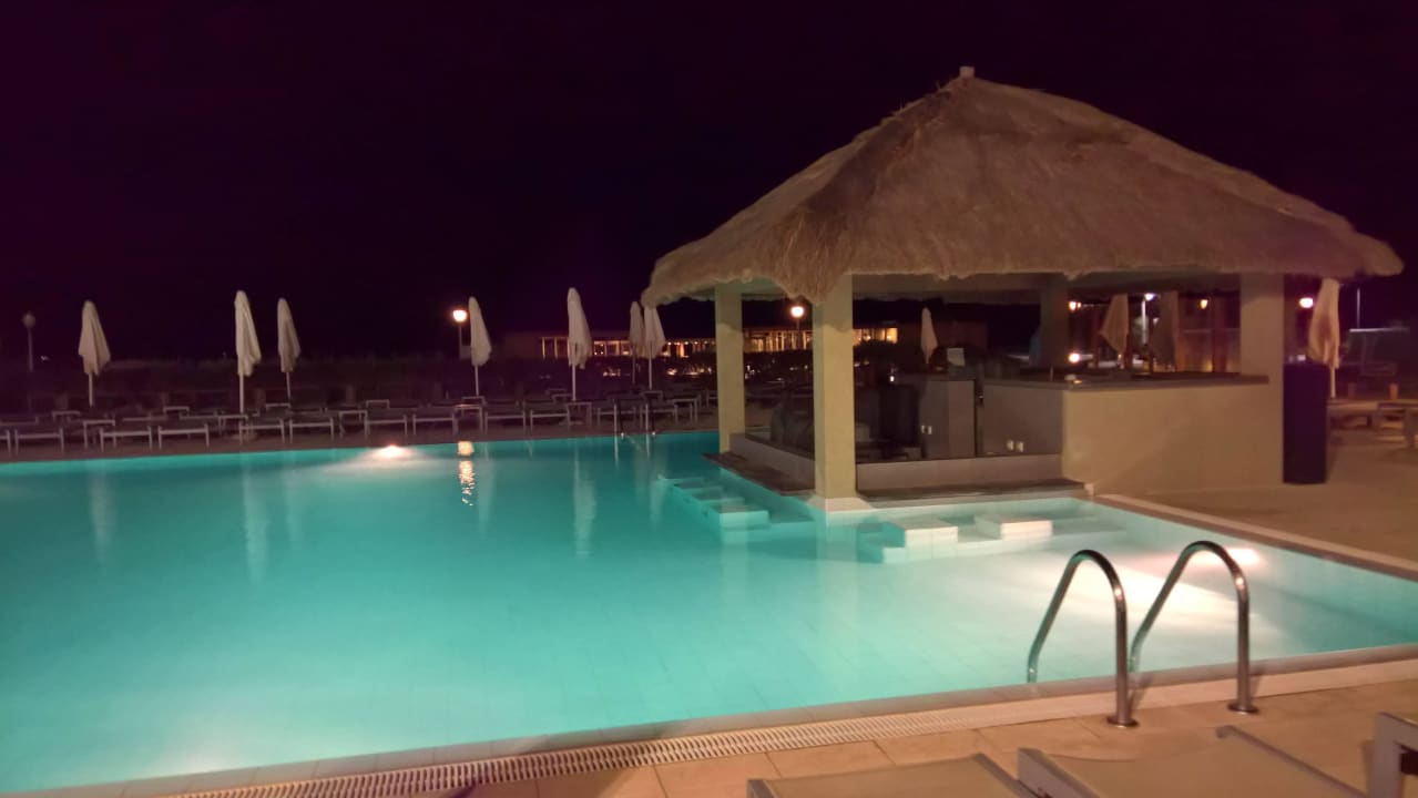 Poolbar am Abend Oasis Salinas Sea