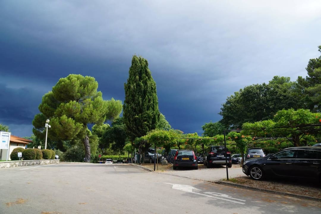 Überdachte Parkplätze Apartments Bellevue Plava Laguna