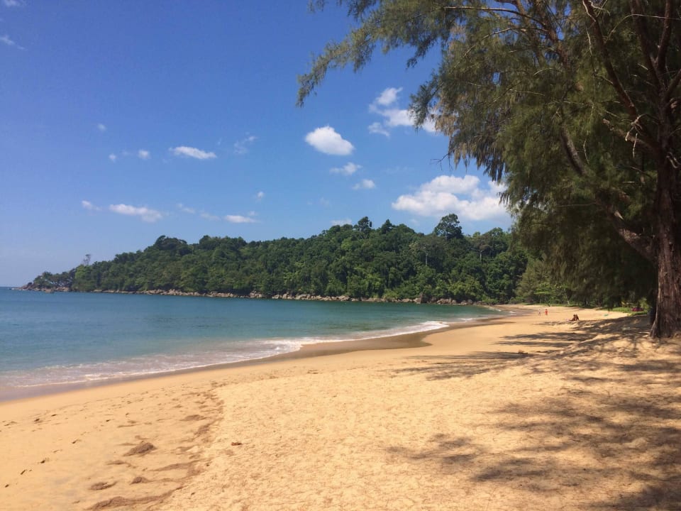 Blick nach rechts beim Hotel-Strand The Briza Beach Resort Khaolak