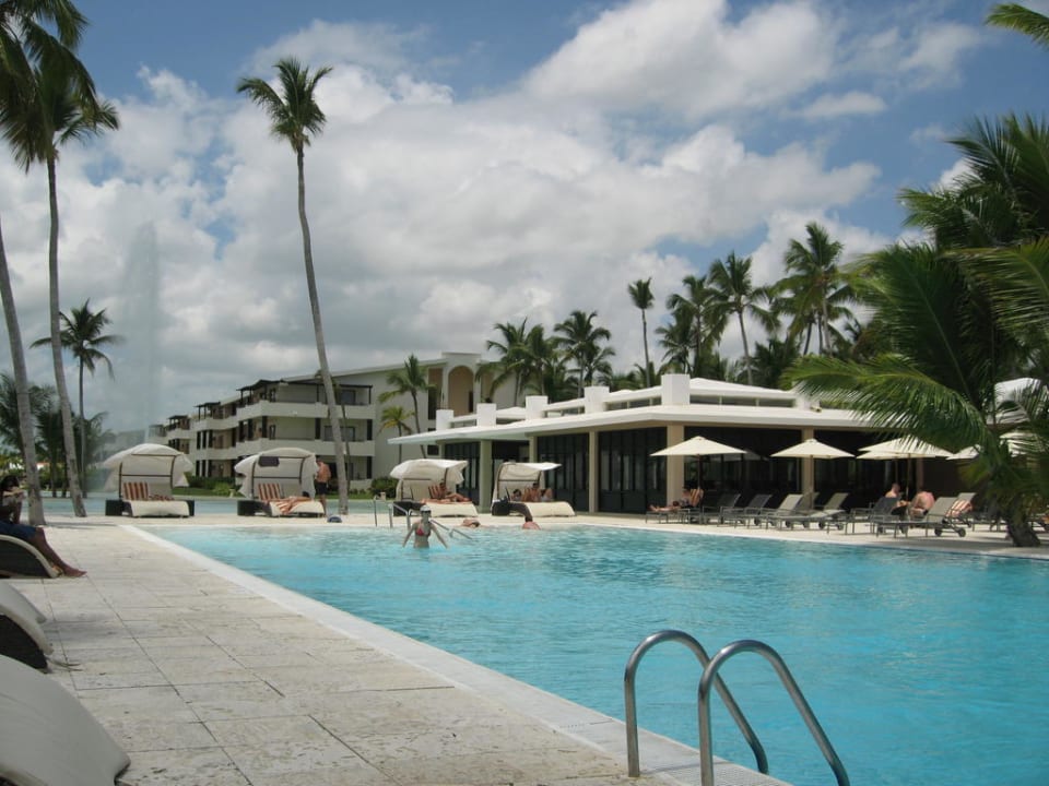Pool mit Blick zu den Häuserblocks Catalonia Royal Bavaro - Adults only