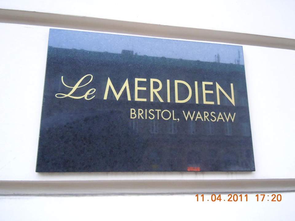 Beschriftung beim Eingangsbereich Hotel Bristol, A Luxury Collection Hotel