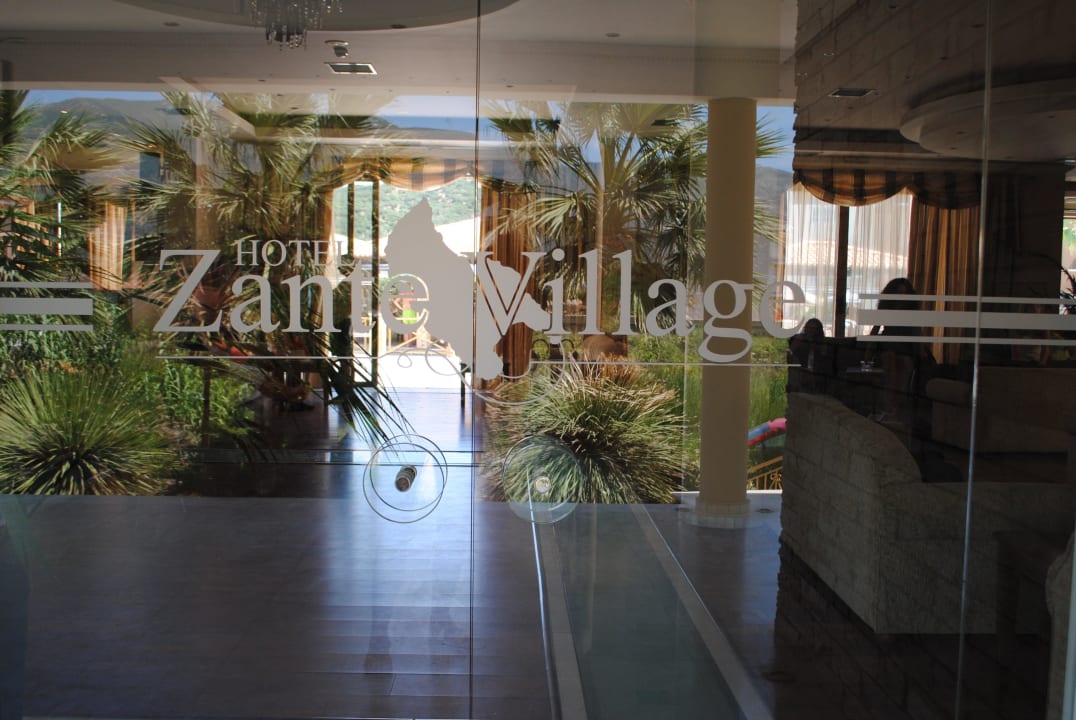 Wejście do hotelu Hotel Zante Village