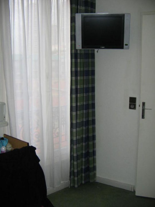 Sat 1 sogar auf deutsch  Hotel Campanile Paris 15 - Tour Eiffel