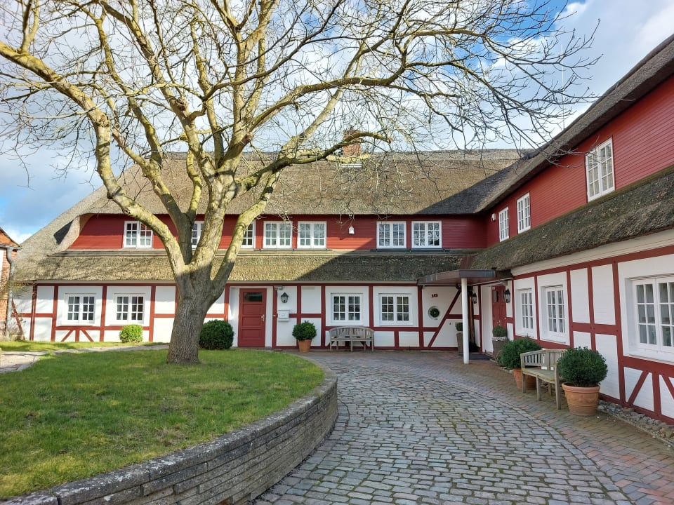 Außenansicht Hof Norderlück - Das Ostseehotel unter Reet