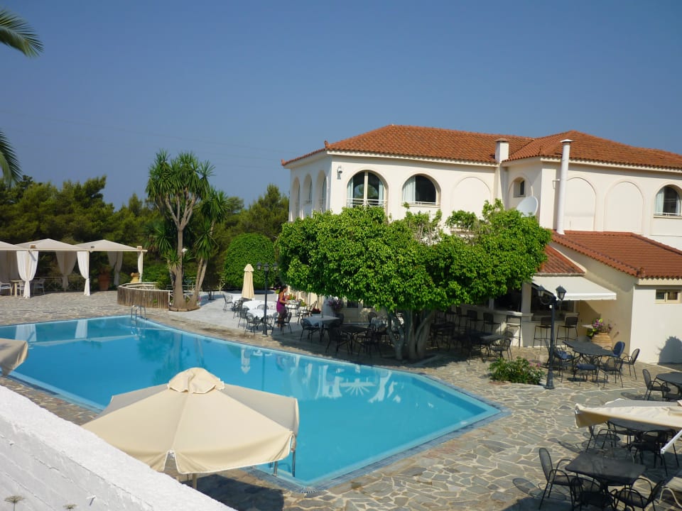 Blick vom Balkon auf die benachbarte Hotelanlage Hotel Nontas Lassi