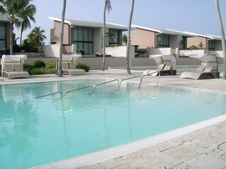 Infinity-Pool mit Pool-Villen im Hintergrund Catalonia Royal Bavaro - Adults only