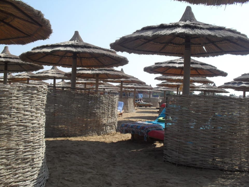 Schatten-Möglichkeiten am Strand Titanic Beach Spa & Aqua Park