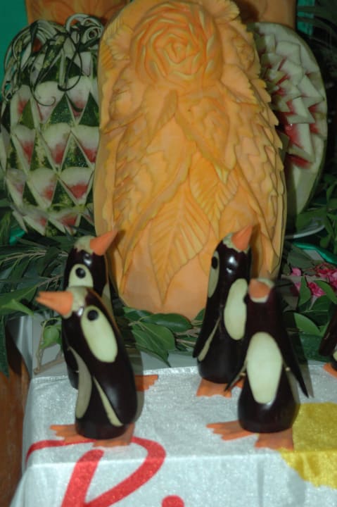 Kleine Pinguine aus Auberginen. Hane Family Resort