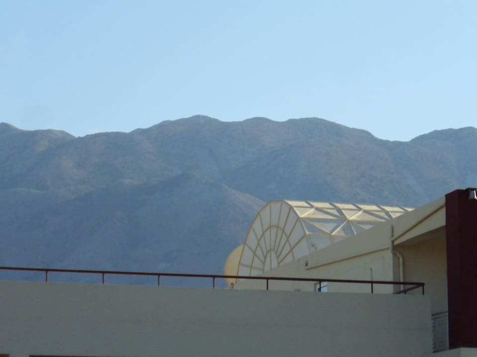 Berge hinter dem Hotel HARPIN Georgioupolis Resort Aquapark & SPA