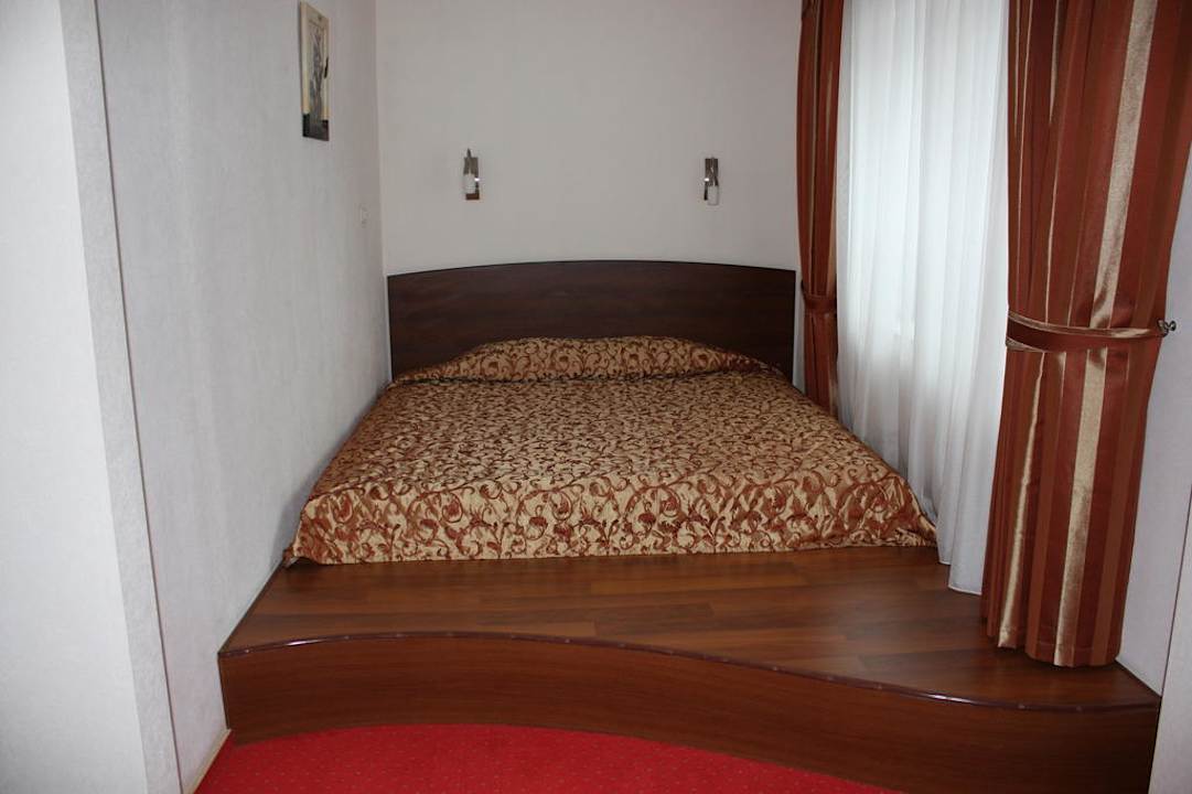 Огромная кровать на подиуме Hotel Maxima Slavia