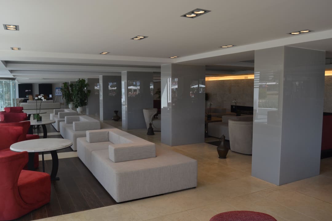 Die neue Einrichtung in der Lobby allsun Hotel Bahia del Este
