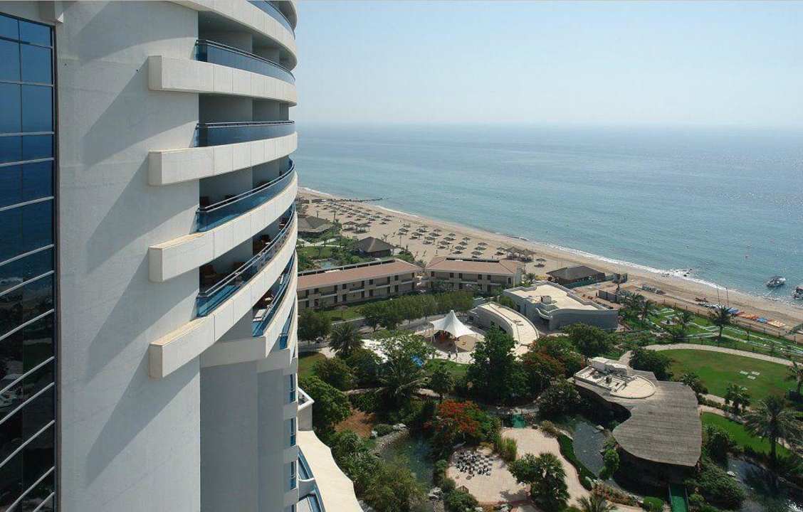Blick von oben auf den Garten Hotel Le Meridien Al Aqah Beach Resort