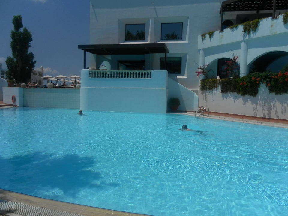 Der Pool beim Hauptgebäude Esperos Village Blue & Spa - Adults only