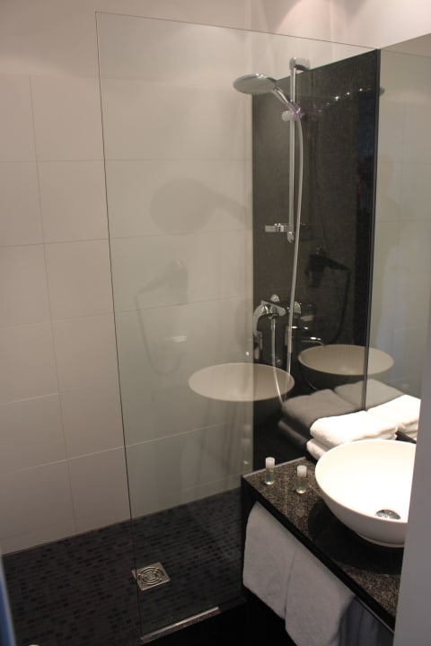 Dusche und Waschbecken Motel One Berlin-Bellevue