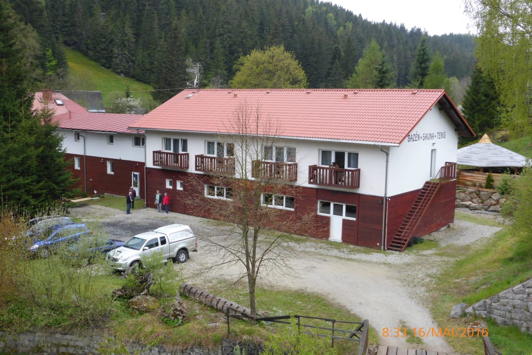 Anbau: oben Zimmer - unten Hallenbad und Sauna Hotel Malamut
