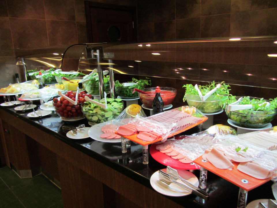 Salat- und Wurstbuffet  Alaiye Resort & Spa