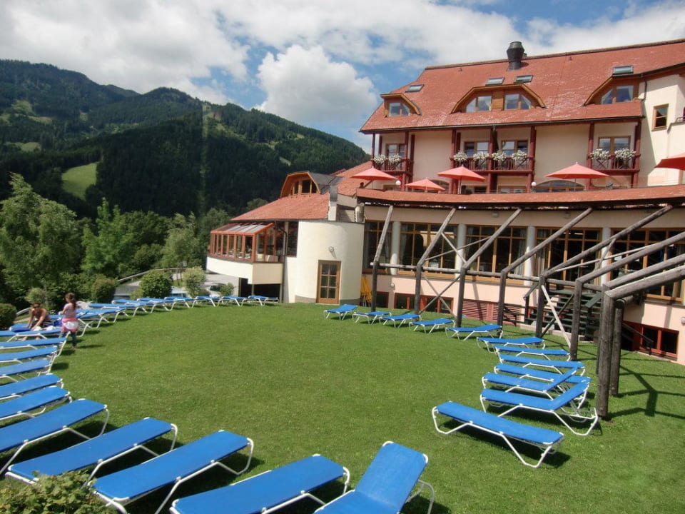 Liegewiese hinter dem Schwimmbad Aldiana Club Hochkönig