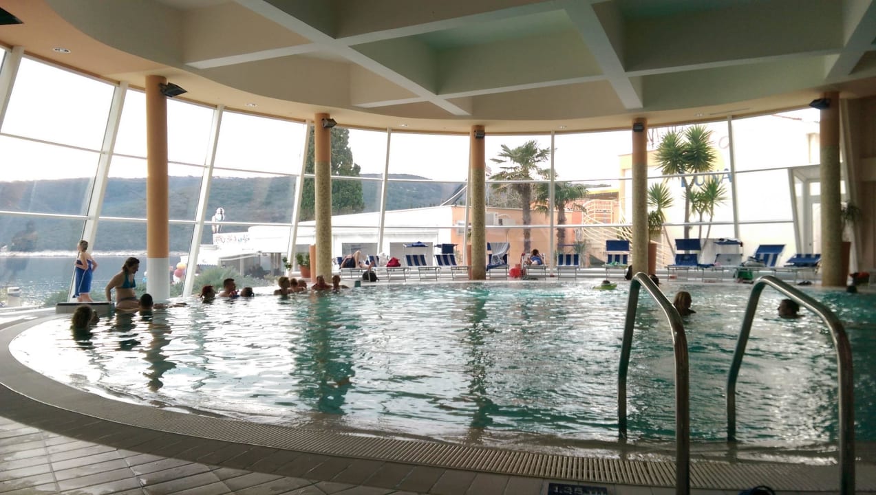 Hallenbad mit Blick aufs Meer Valamar Sanfior Hotel & Casa