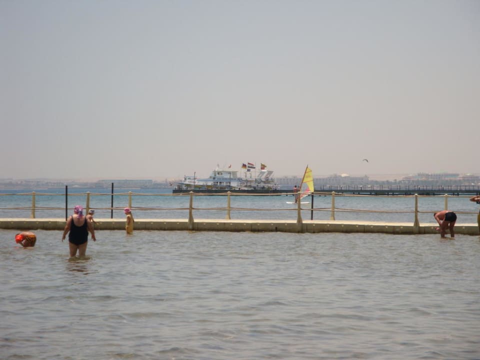 Blick zu den Tauchschiffen Pickalbatros Palace Resort