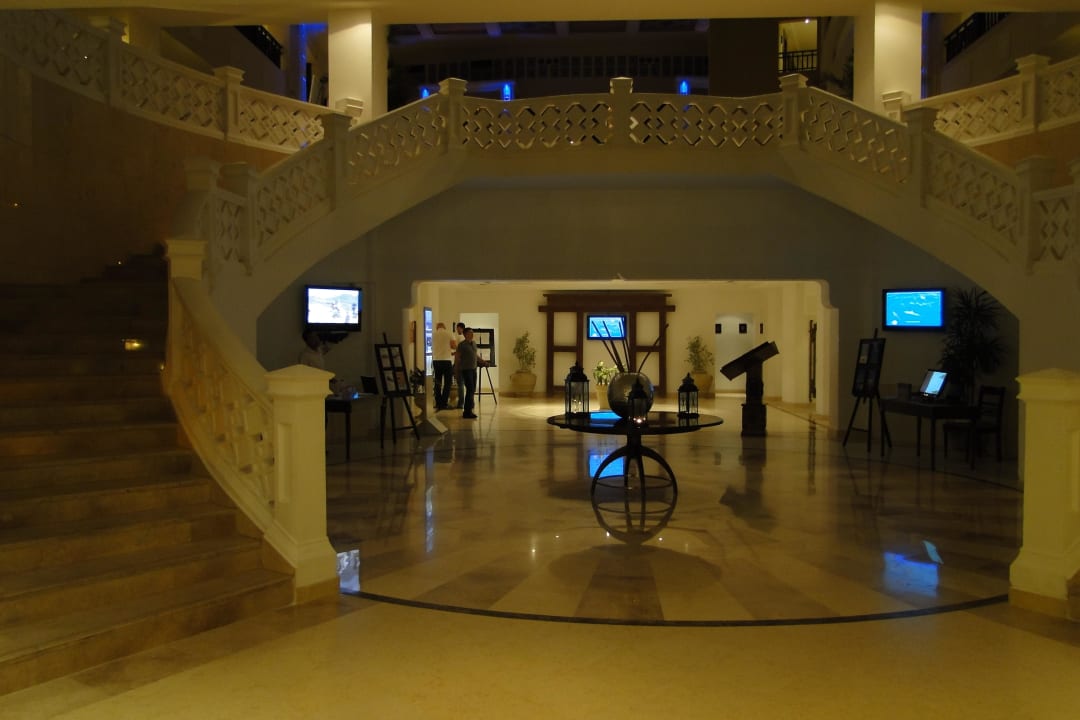 Zb. mit der Treppe vom Eingang zum Restaurant Steigenberger ALDAU Beach Hotel