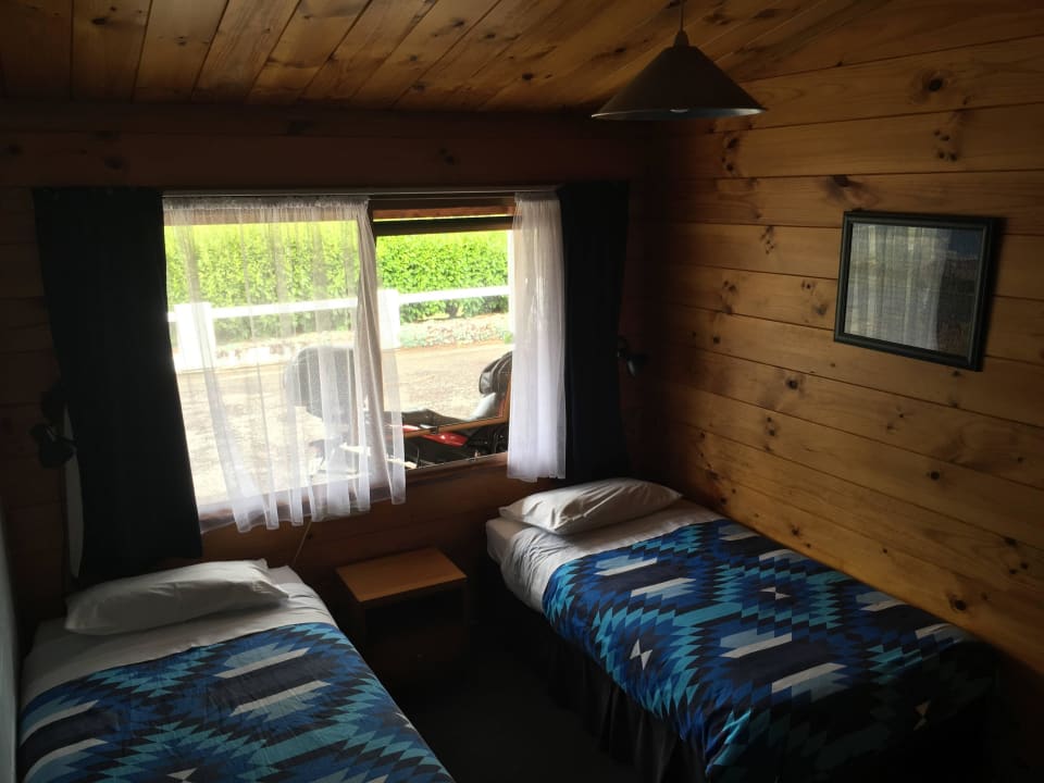 Ein Schlafzimmer von zwei Flaxy Lodge Motel