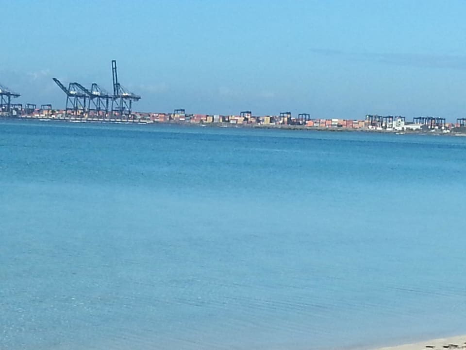 Ausblick auf den Containerhafen BelleVue Dominican Bay