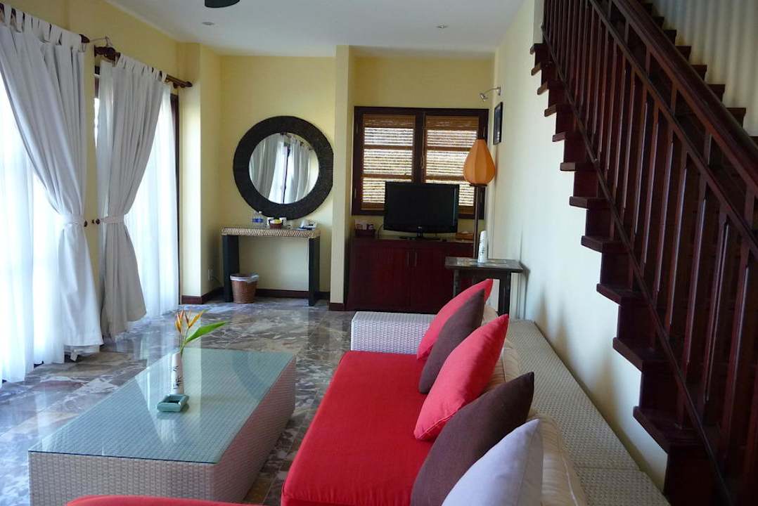 Helles Wohnzimmer mit gemütlicher Sitzgruppe Allezboo Beach Resort & Spa