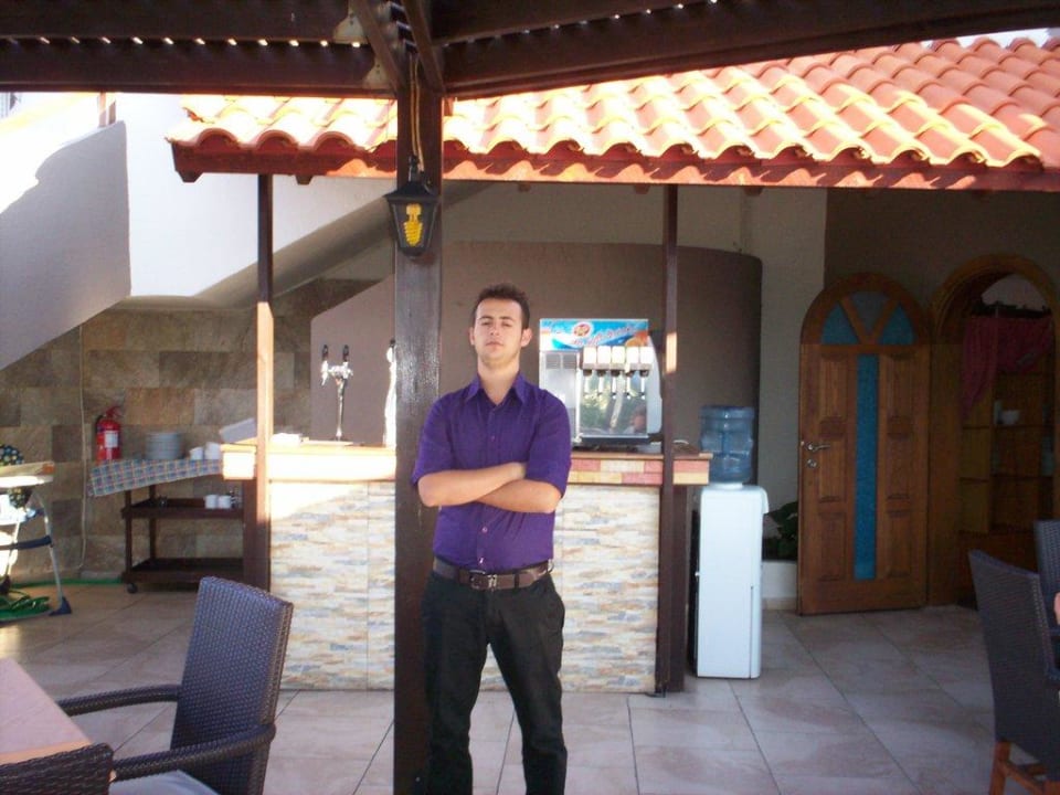 Ein sehr netter Kellner Gaia Garden Hotel