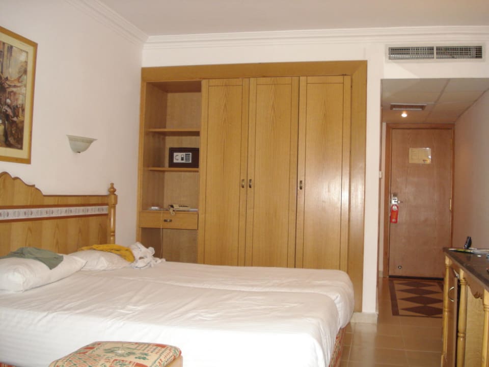 Von der Terrassentür; links vorn noch das Zustellbett Beach Albatros Resort