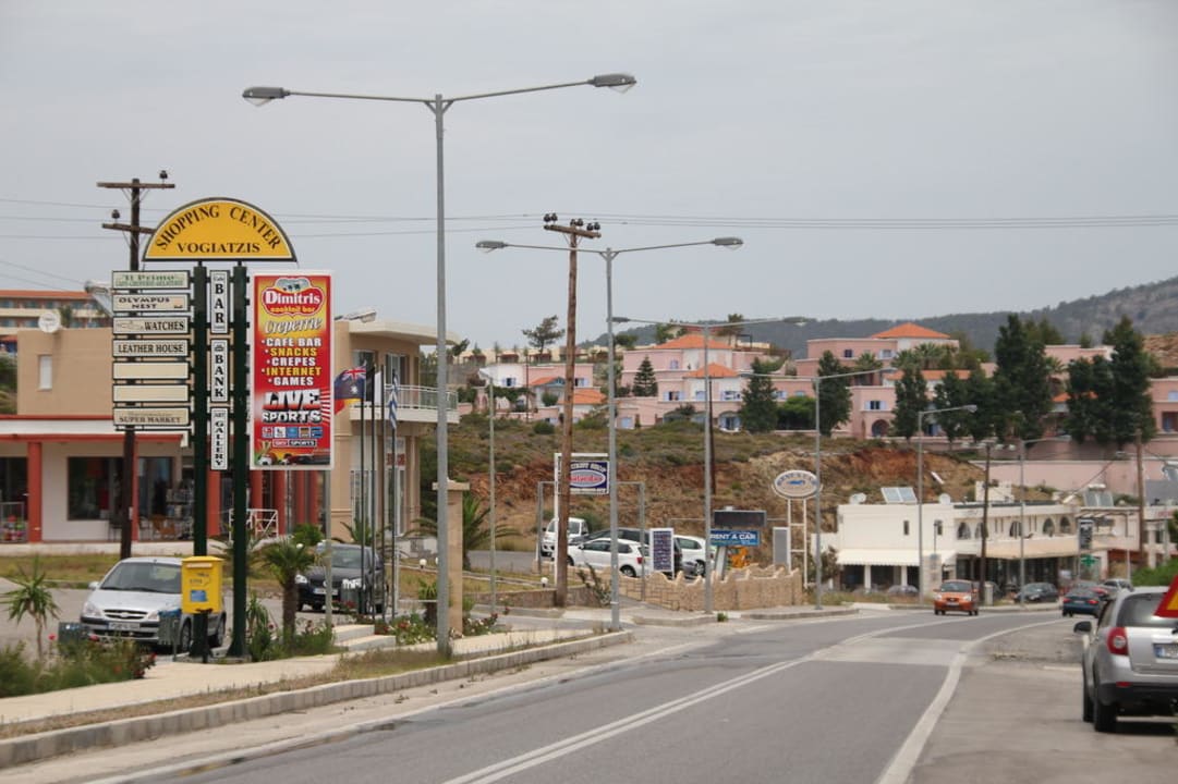 Straße und Läden vor dem Hotel Rodos Princess Beach Hotel & Spa