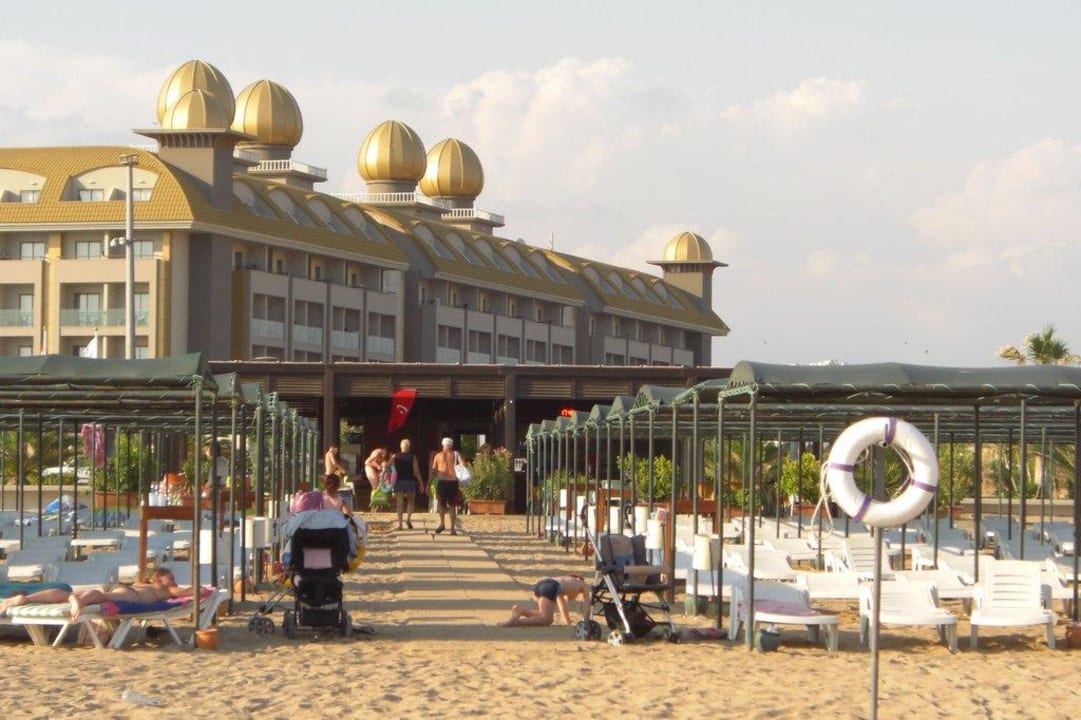 Strandbar mit Liegestühlen Hane Family Resort