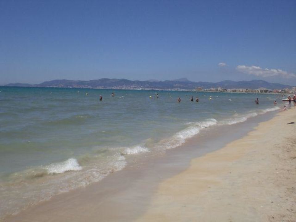 Strand direkt vor dem Hotel Grupotel Acapulco Playa - Adults Only