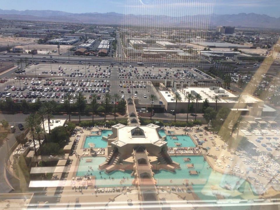 Blick aus dem Fenster auf den Pool. Hotel Luxor