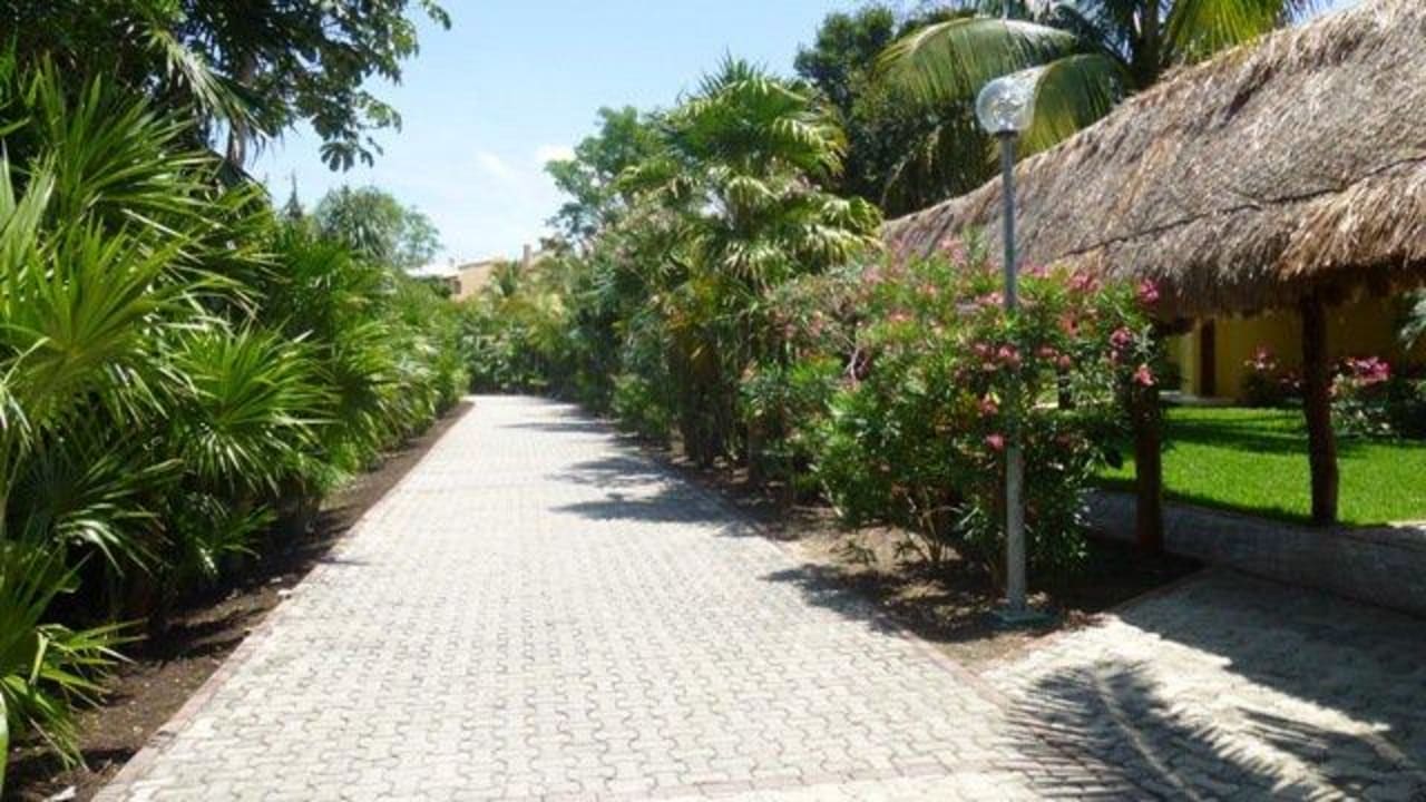 Weg vorbei an den White Sand Unterkünften Grand Palladium Select White Sand Resort & Spa