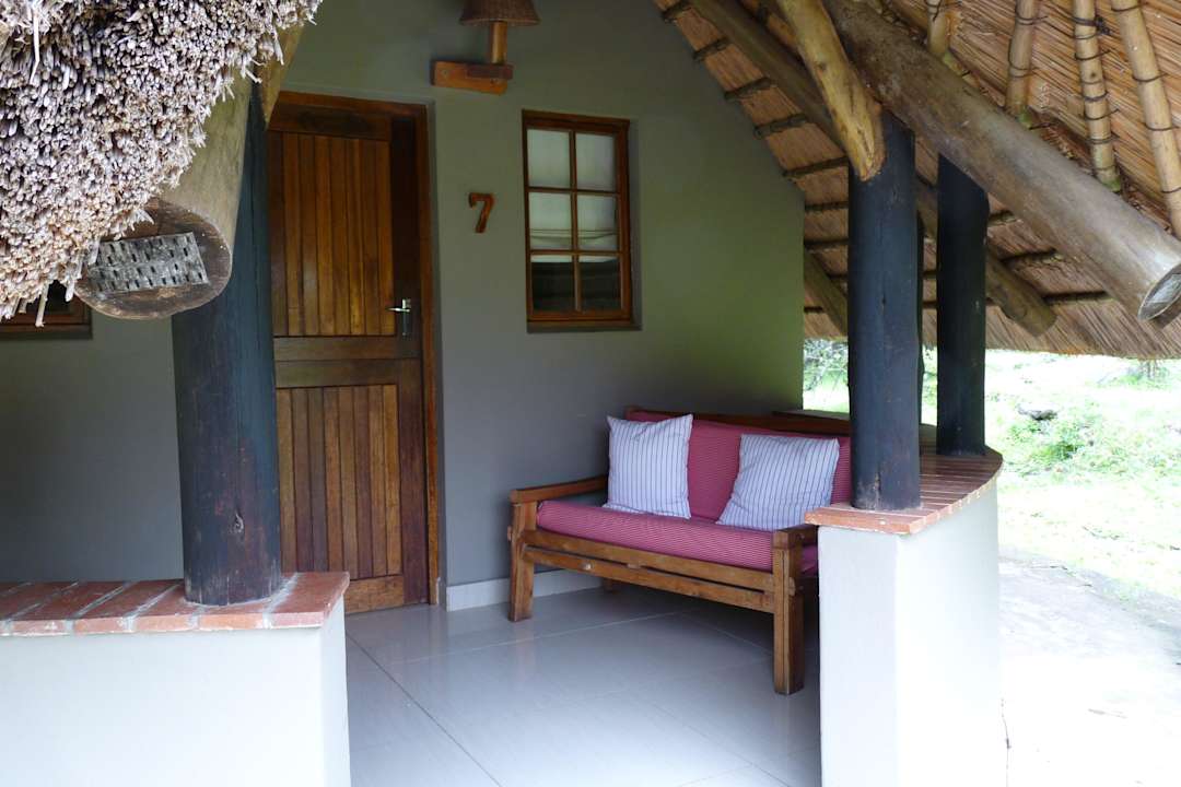 Kleine gepolsterte Bank auf der Terrasse Lalapanzi Camp