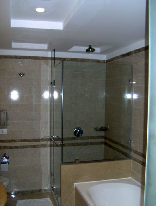 Badezimmer mit Regendusche Steigenberger ALDAU Beach Hotel