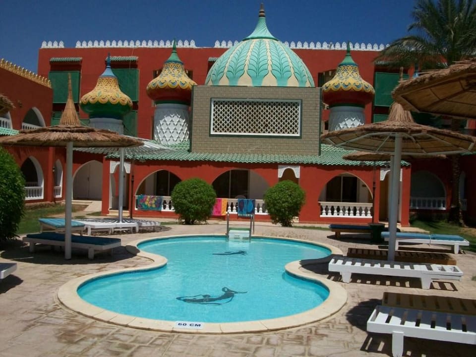 Weiterer kleiner Pool eines Blocks Pickalbatros Alf Leila Wa Leila Resort - Neverland Hurghada