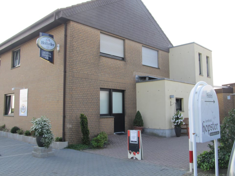 Hotelzugang neben Biergarten Landhotel Hopster