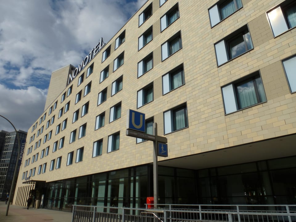 Direkt an der U-Bahn Novotel Hamburg City Alster