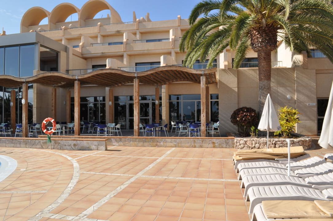 Hier sitzt man abends SBH Hotel Taro Beach