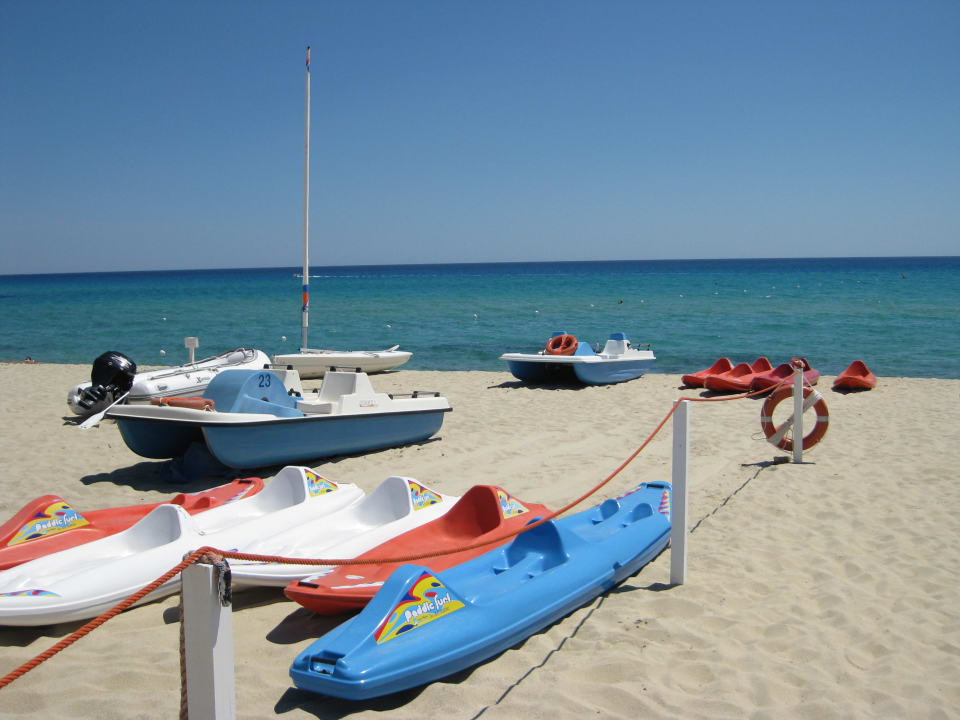 Mietboote am Strand Hotel Garden Beach Cala Sinzias