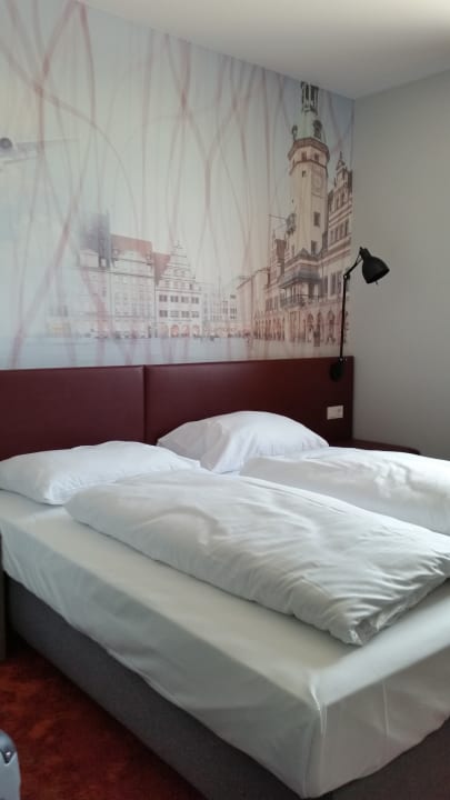Doppelbett - Zimmer 128 Campanile Leipzig Halle Airport