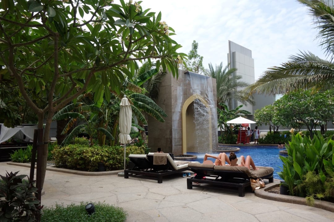 Pool Conrad Dubai