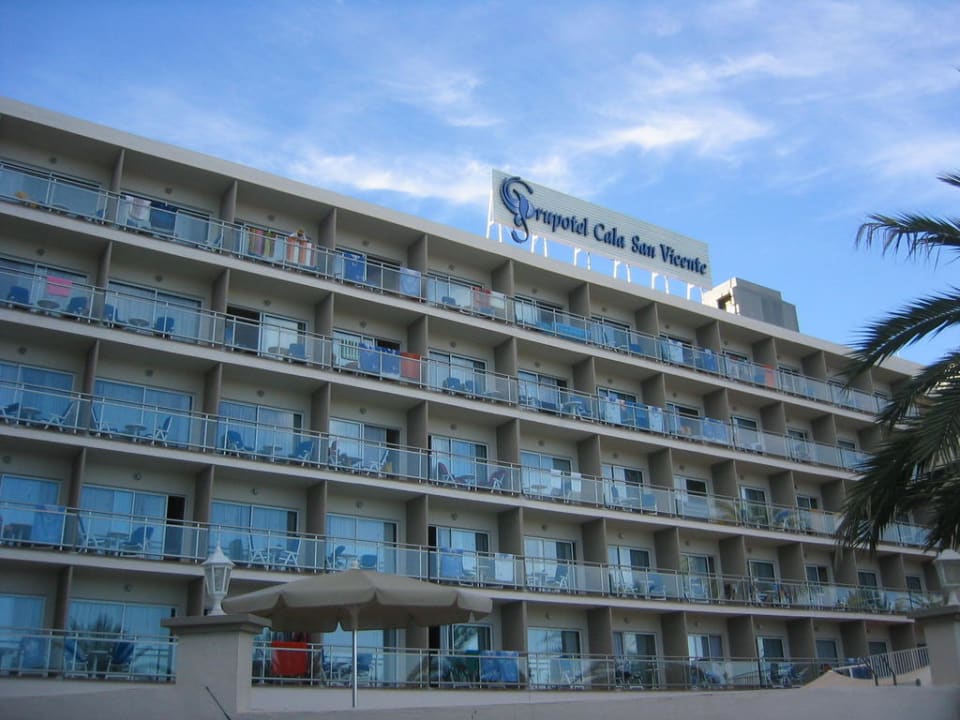Blick aufs Hotel von der Strandpromenade El Somni Ibiza Dream Hotel by Grupotel