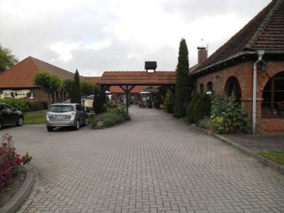 Auffahrt mit Parkplatz Hotel Zur Schmiede