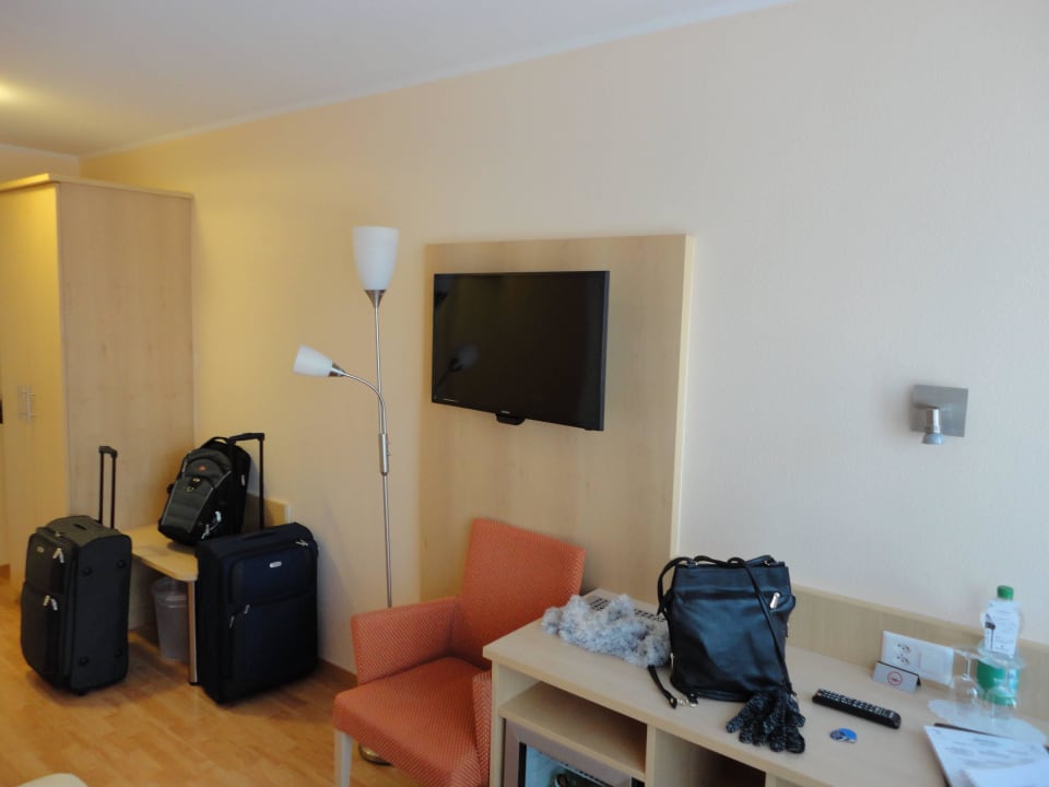 Flat-TV, Tisch mit Stühlen Hotel Ambassador Luzern Garni