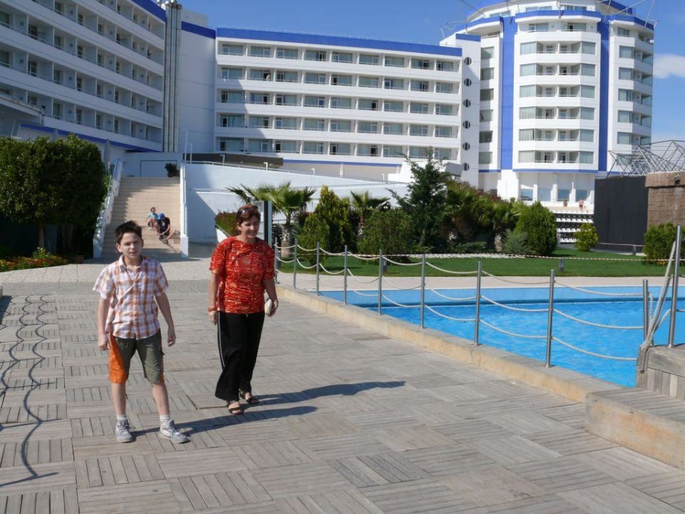 Urlauber vorm Hotel Delphin BE Grand